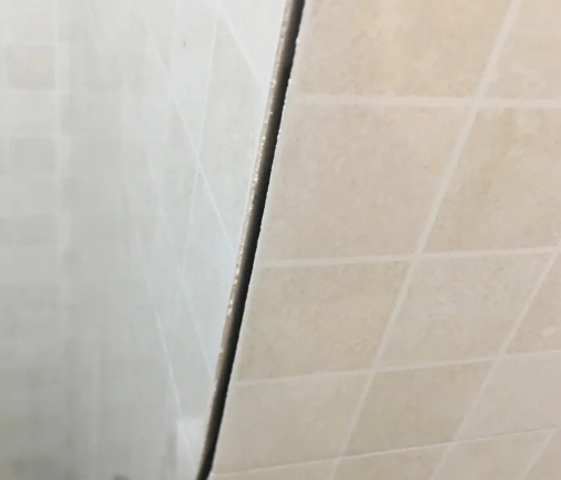 松溪瓷砖空鼓维修公司分享阳台瓷砖脱落的修复过程可以分为以下几个步骤