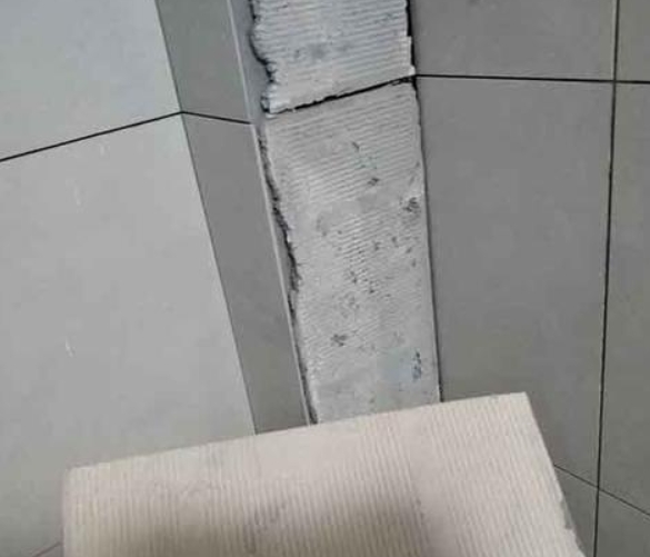 松溪瓷砖空鼓维修公司分享下厨房瓷砖脱落的补救措施。